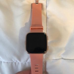 Fit Bit Versa 3. Comes with charger.